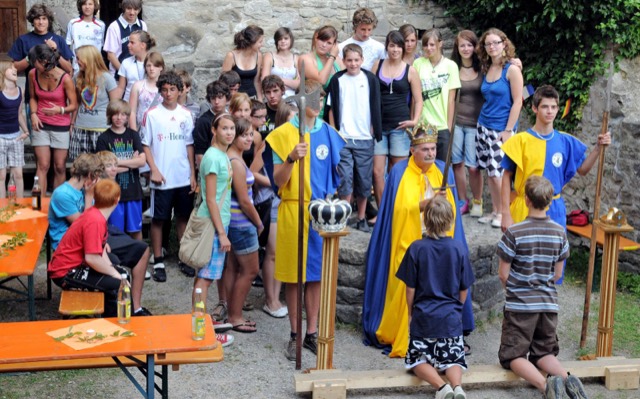 Kinder bei einer Veranstaltung auf der Burg